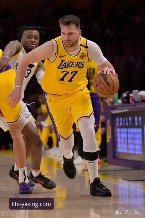 湖人三节奠定胜局，东契奇43分闪耀：一场高效进攻的实战解析